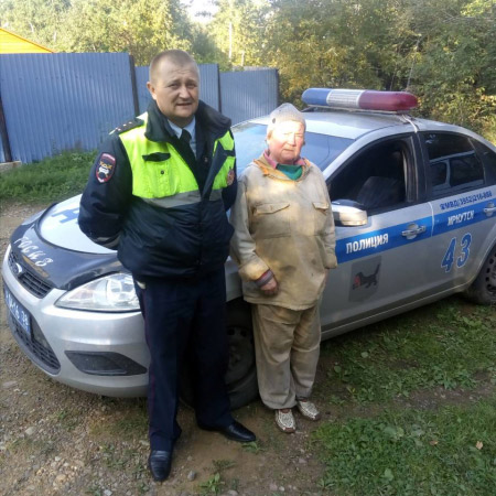 Сотрудник ГИБДД разыскал заблудившуюся сборщицу грибов в лесу в Иркутском районе