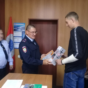 Полицейские поблагодарили жителя Байкальска за помощь ребенку