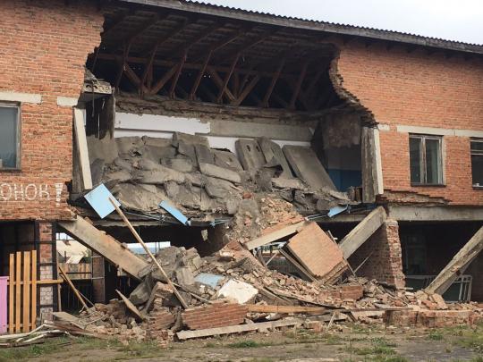 Следователи начали проверку по факту обрушения здания школы в Уяне