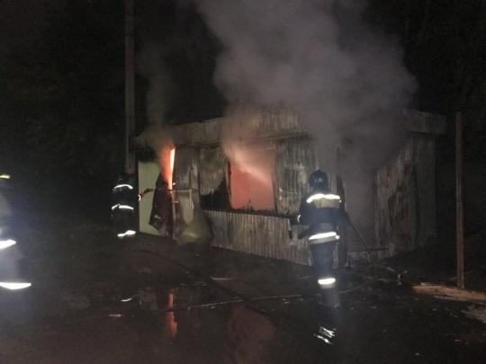 Огонь уничтожил павильон ритуальных услуг в Иркутске