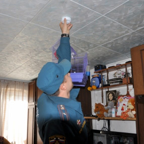 Пожарные извещатели устанавливают в квартирах многодетных семей в Иркутске