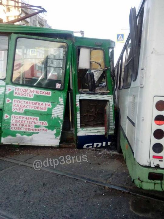 Шесть человек пострадали в ДТП с автобусом №3 и трамваем в Иркутске. Видео