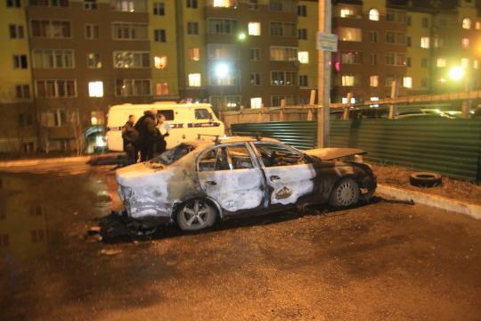 Машина взорвалась на улице Пискунова в Иркутске