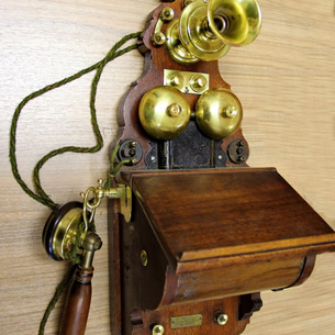 Иркутские таможенники передали в музей старинный телефон