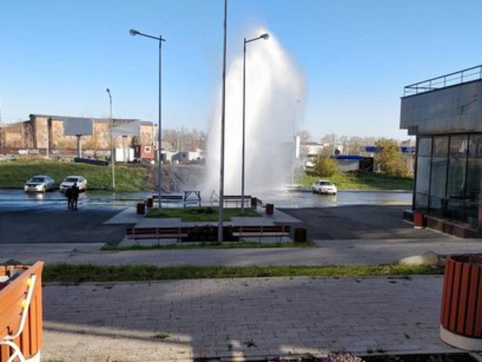 В иркутском микрорайоне "Союз" зафонтанировал временный водопровод