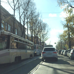 В центре Иркутска трамваи встали в пробку из-за брошенной машины