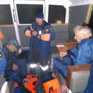 На Ангаре спасли двух цеплявшихся за лодку рыбаков без жилетов