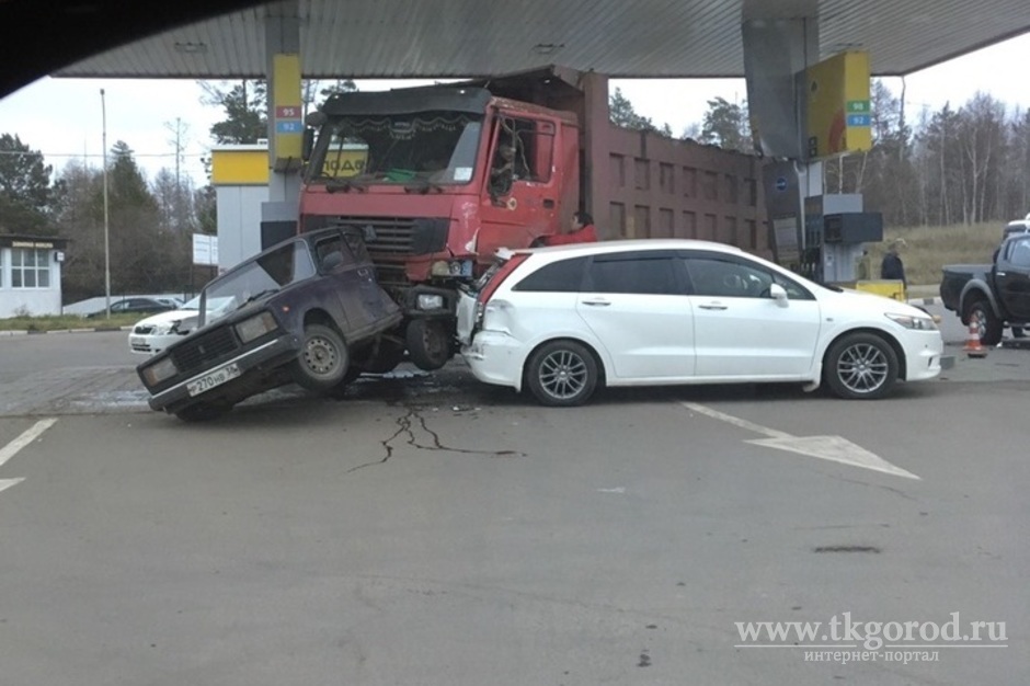 Грузовик без водителя протаранил 5 автомобилей на автозаправке в Братске. Стали известны подробности ДТП