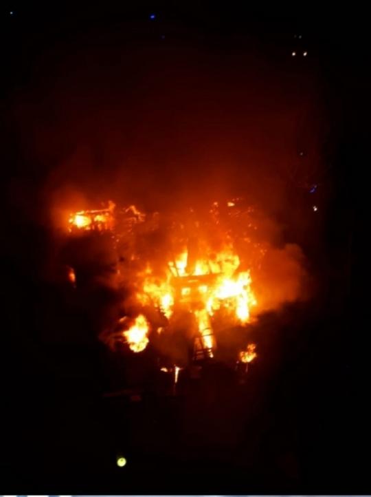 Деревянный дом вспыхнул в центре Иркутска: один человек погиб