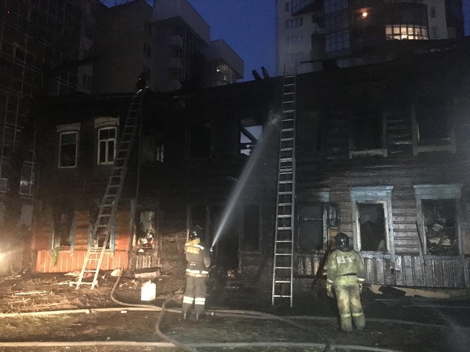 В Иркутске на пожаре в аварийном бревенчатом доме погибла женщина