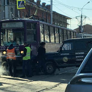 Трамвай и УАЗ Росгвардии столкнулись в центре Иркутска