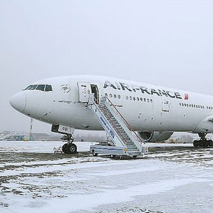 Прилетевший в Иркутск за пассажирами задымившегося самолета борт тоже сломался