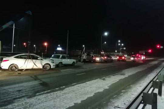 Пять автомашин столкнулись у светофора в Хомутово. Видео