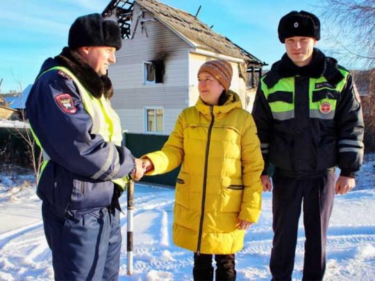Полицейские спасли пса и вынесли газовый баллон из горящего дома под Иркутском
