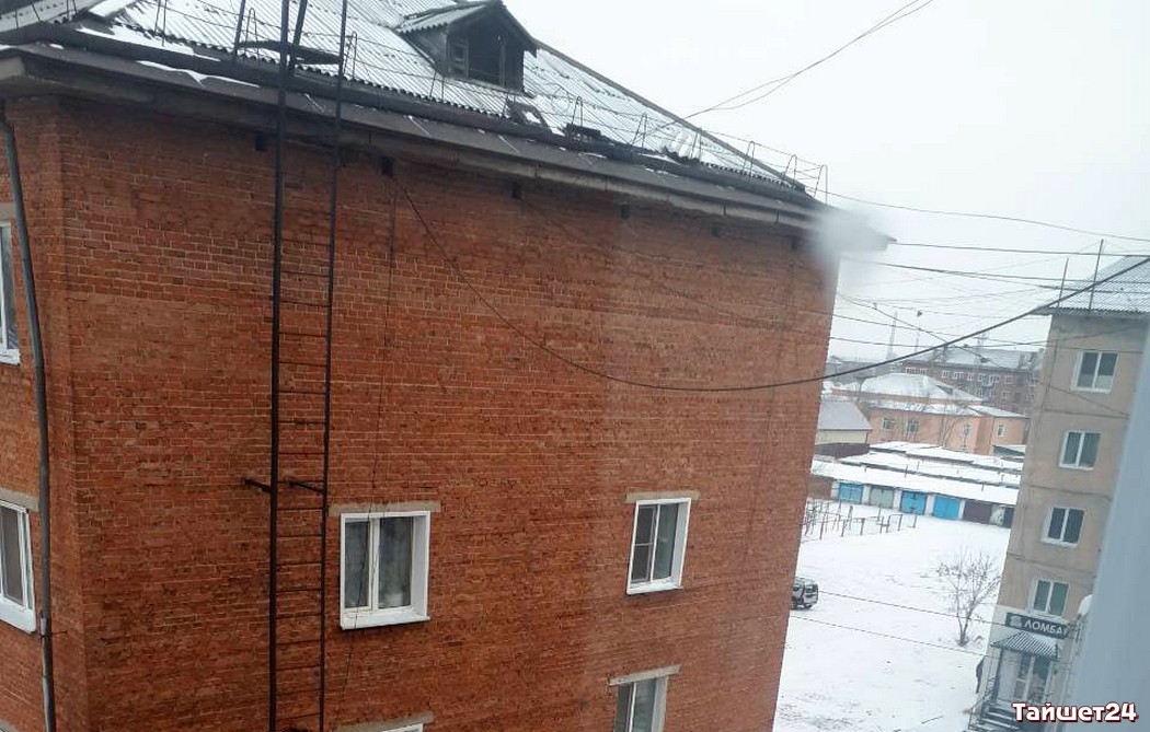 Крыши тайшетских пятиэтажек угрожают жизни горожан