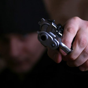 Трое вооруженных пистолетом усольчан ограбили пару в Ангарске