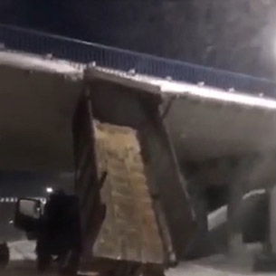 В Тайшетском районе под путепроводом застрял грузовик с открытым кузовом