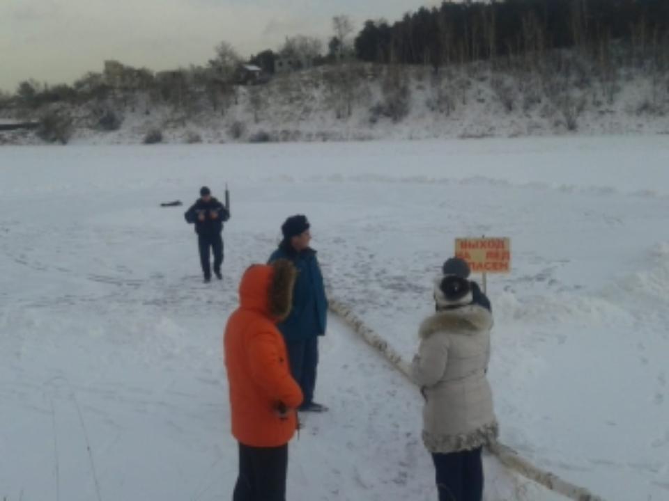 Спасатели с подачи социальных сетей закрыли стихийный каток на льду реки Иркут