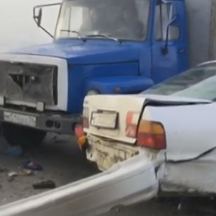 Пять автомобилей столкнулись на Иннокентьевском мосту в Иркутске 5 декабря