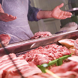 В Свердловском округе Иркутска при продаже мяса массово нарушали закон