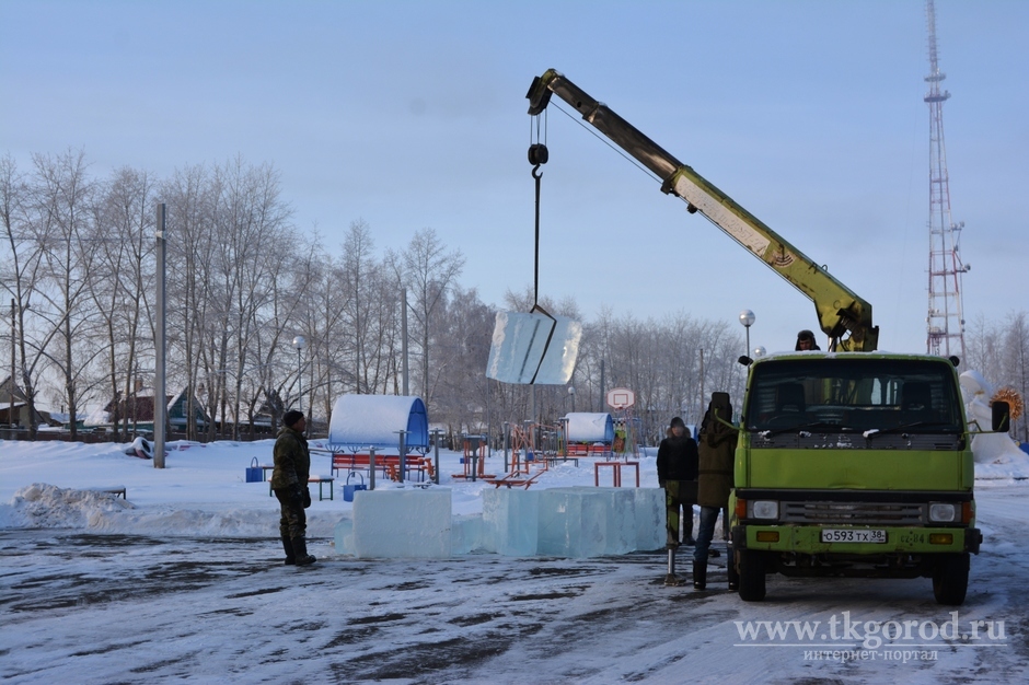 В Парке металлургов началось строительство ледового городка