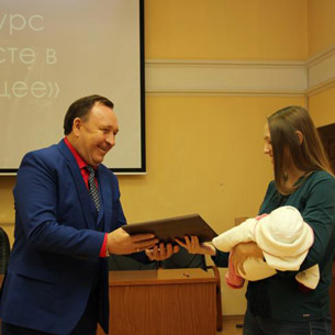 В Иркутском районе за роды в День народного единства наградили единственную соискательницу