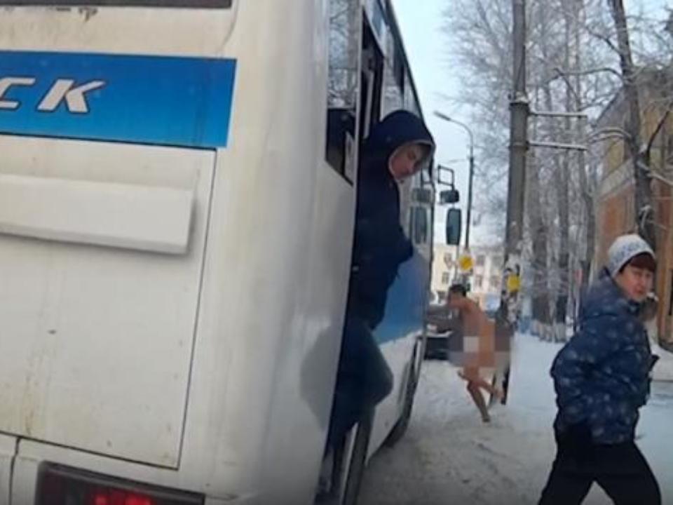 В Ангарске очевидцы сняли на видео голого мужчину, который на автобусе сбежал от мужа любовницы
