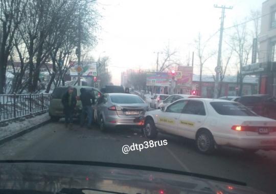 Четыре автомобиля столкнулись на улице Гоголя в Иркутске