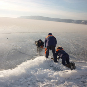 Вышедшего на тонкий лед Байкала мужчину спасли в Листвянке