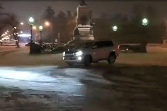 Полиция Иркутска ищет водителя внедорожника, устроившего дрифт около памятника Александру III