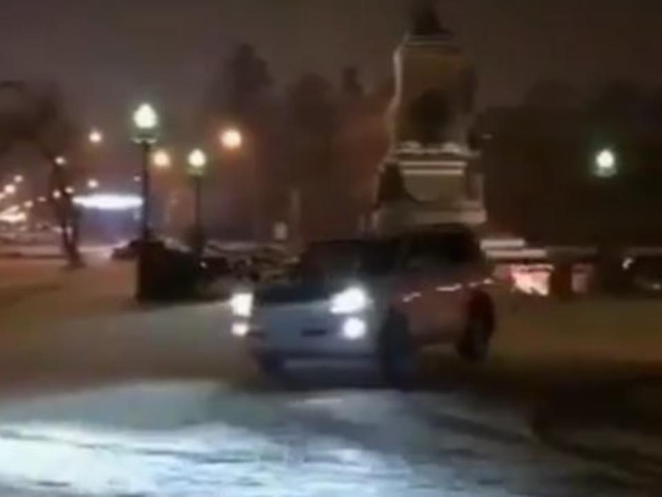 В Иркутске ищут дрифтера, развлекавшегося возле памятника Александру III (видео)