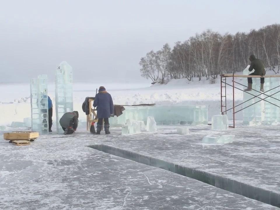 В акватории залива Якоби начали строительство ледяного комплекса «Иркутская Иордань»