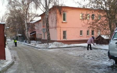 В Октябрьском округе Иркутска на уборке снега задействованы более 300 дворников и 30 единиц техники