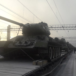 Эшелон с танками Т-34-85 встретили в Иркутске оркестром и митингом