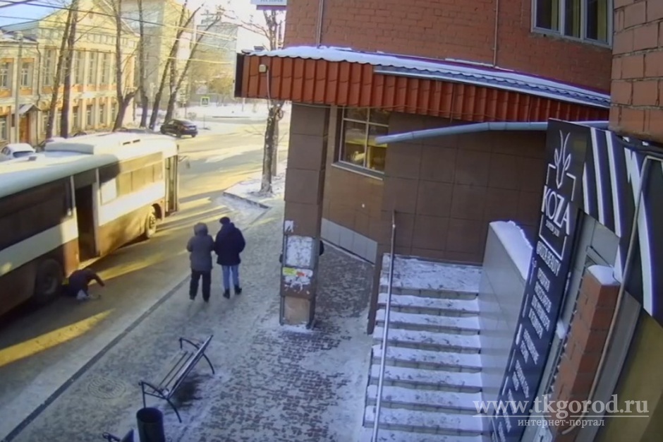 В Иркутске рейсовый автобус переехал женщину на остановке