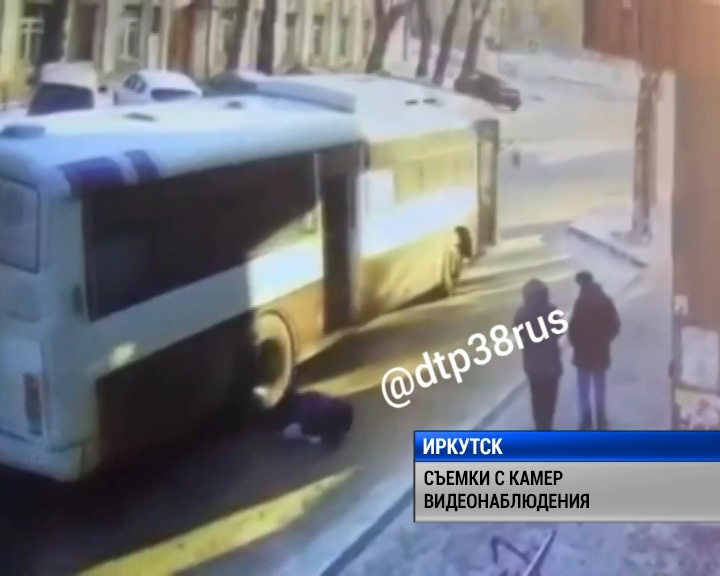 Водителя автобуса, который переехал женщину на остановке в Иркутске, лишили прав на год