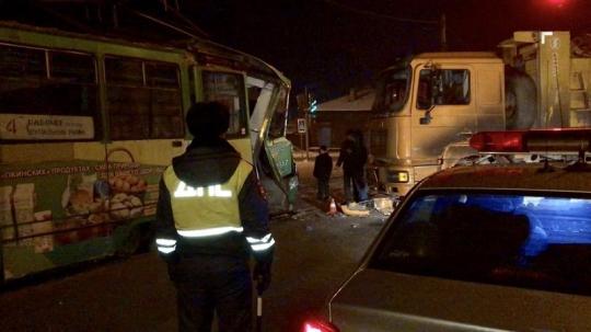 Школьница пострадала при столкновении грузовика и трамвая в Иркутске