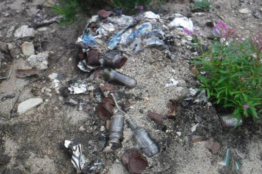 Разлив нефтепродуктов и захоронения мусора скрывали работники турбазы на Байкале. Фото