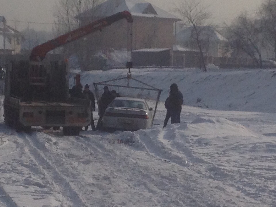 Операция по спасению машин, которые провалились под лед, шла сегодня в Иркутске