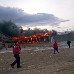 Эксперты МЧС устанавливают причины пожара в здании бывшего рыбзавода на Ольхоне