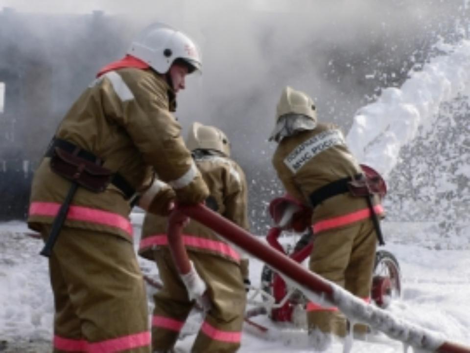 Крупный пожар на окраине Иркутска: на окраине города горел двухэтажный барак