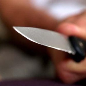 Мужчина с ножевыми ранениями потерял сознание на остановке в Усть-Куте