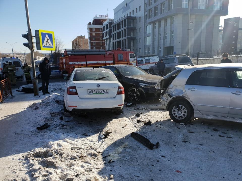 В жестком столкновении в Иркутске пострадали два человека и четыре машины