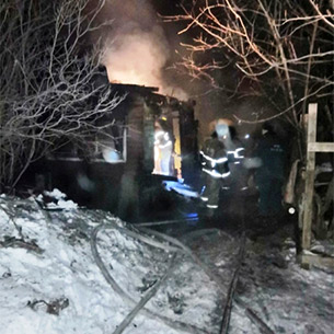 В Иркутске женщина спаслась в горящем доме в подполье с водой