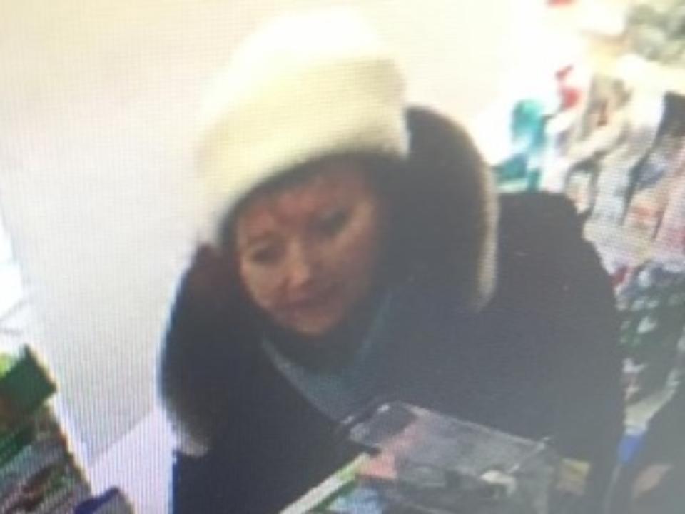 В Иркутске ищут женщину, которая воспользовалась найденной на улице банковской картой