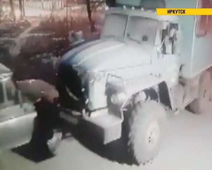 Водителя, протаранившего чужой автомобиль, разыскивают в Иркутске