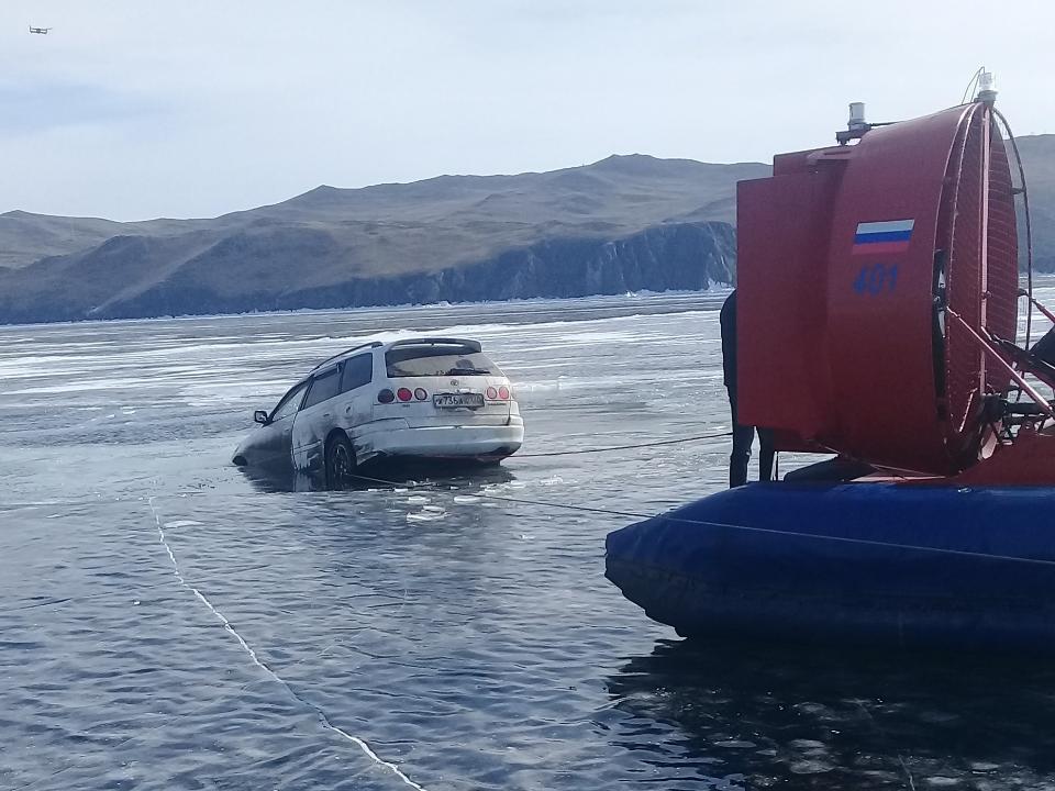 Четвертая за неделю машина провалилась под лед Байкала