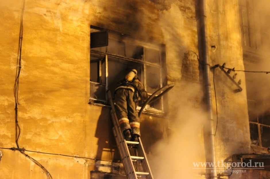 Пожарные в Братске спасли 10 жильцов из задымленного подъезда пятиэтажки на Пихтовой