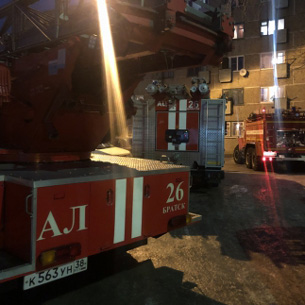 В Братске во время пожара в пятиэтажке по автолестнице эвакуировали 10 человек