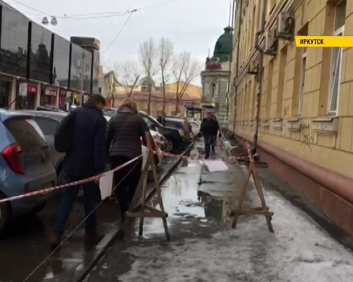Факт падения льдины с крыши многоэтажного дома в Иркутске проверяют следовали
